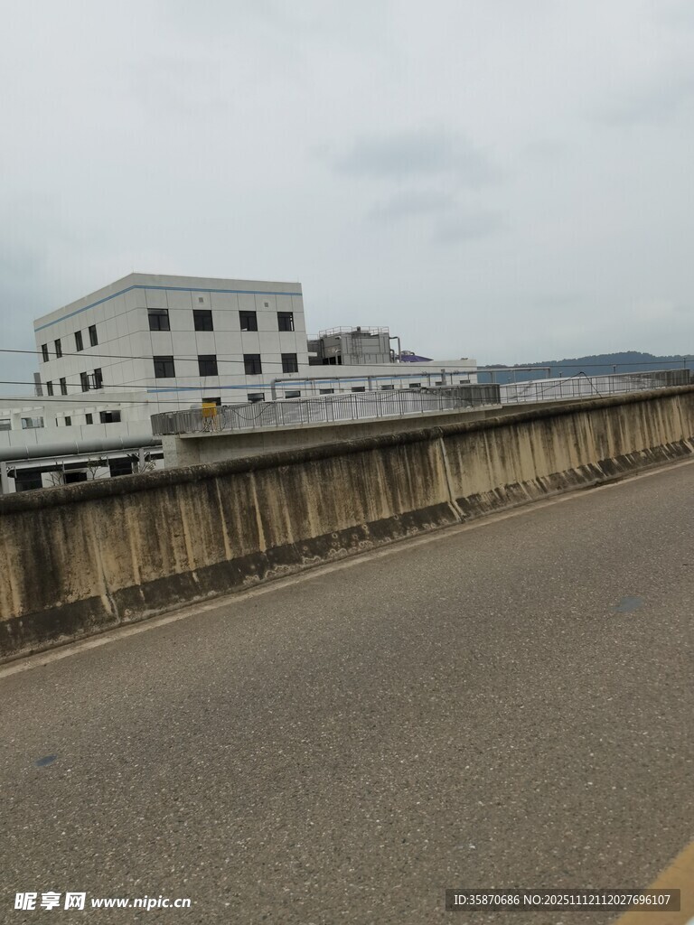 公路旁的白色建筑群