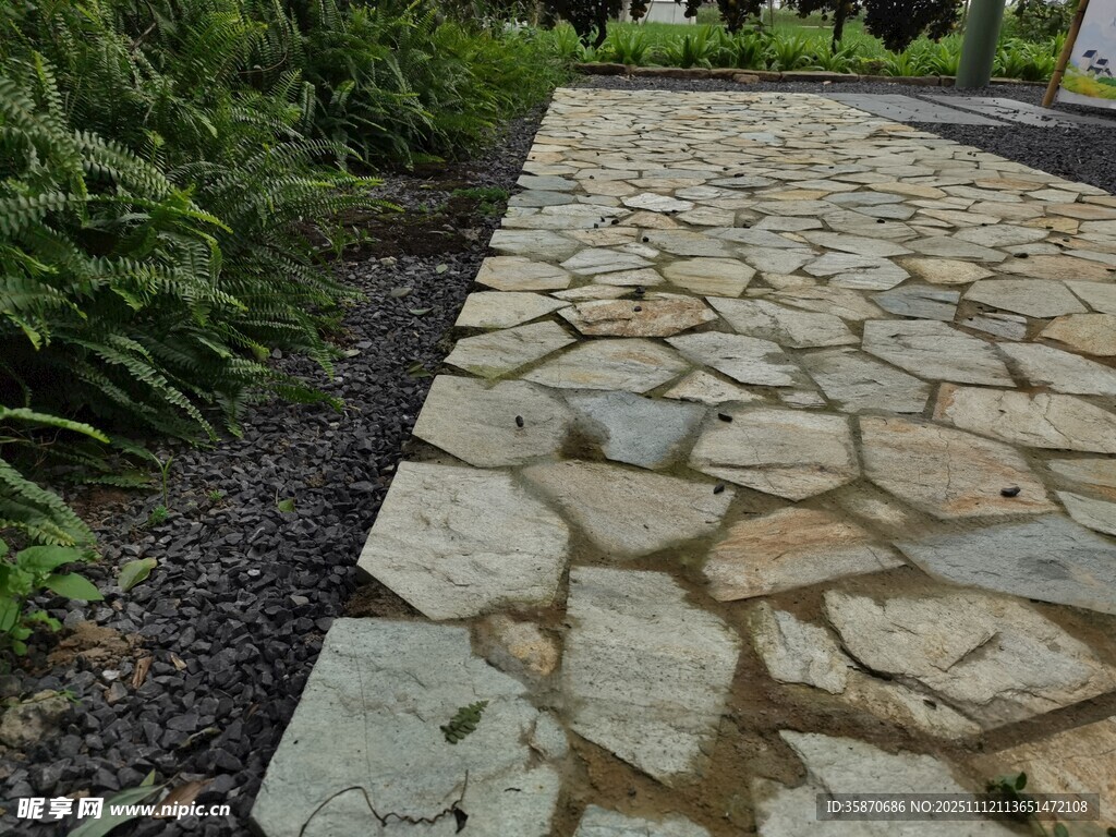 石板小徑自然庭院景致