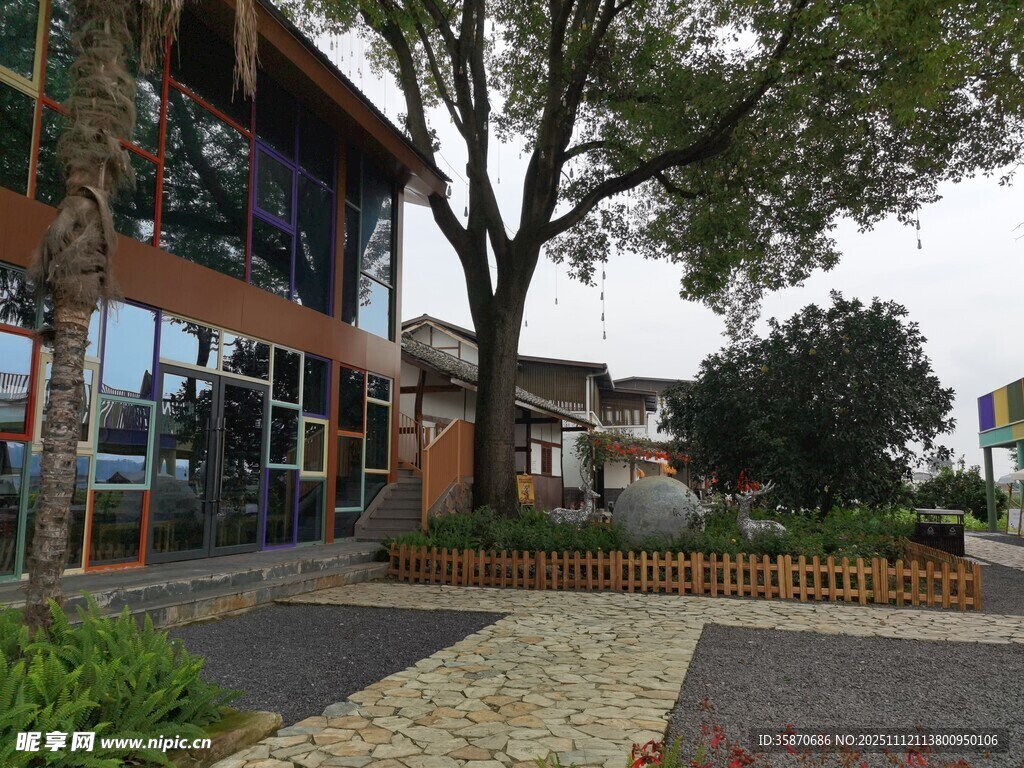 現(xiàn)代風格街邊建筑景觀