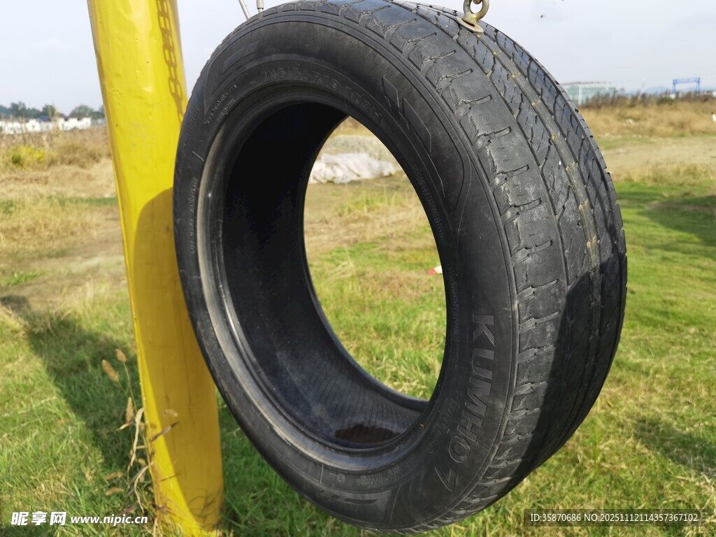 戶外懸掛的黑色舊輪胎