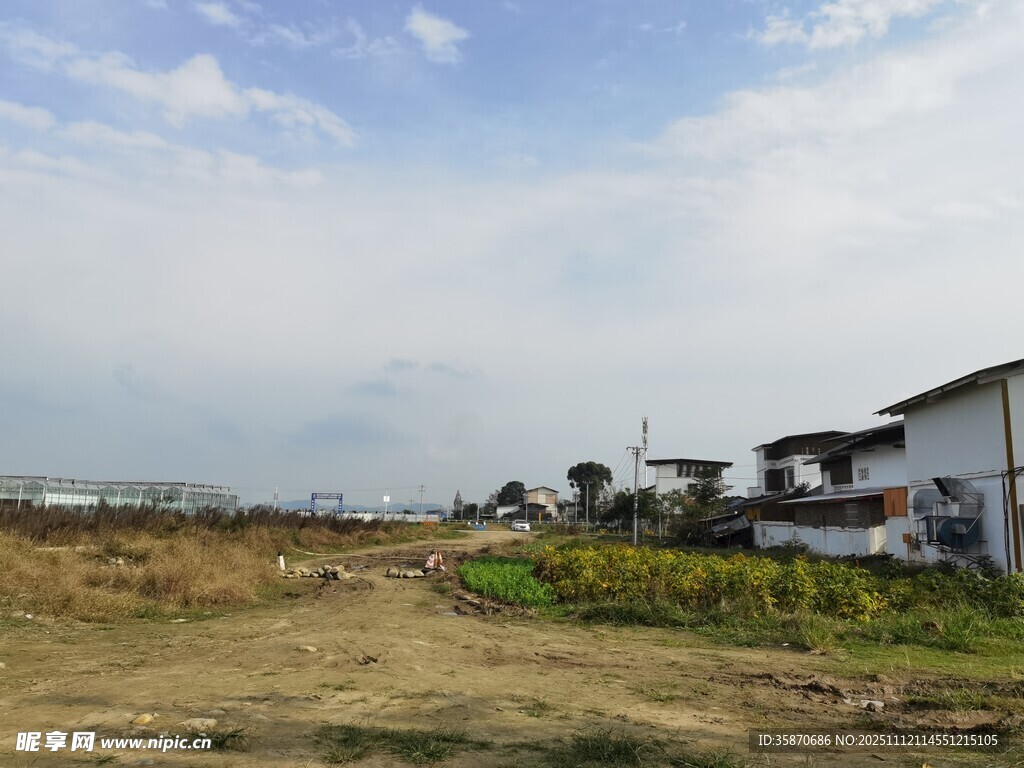 鄉(xiāng)村開闊田野與房屋景象