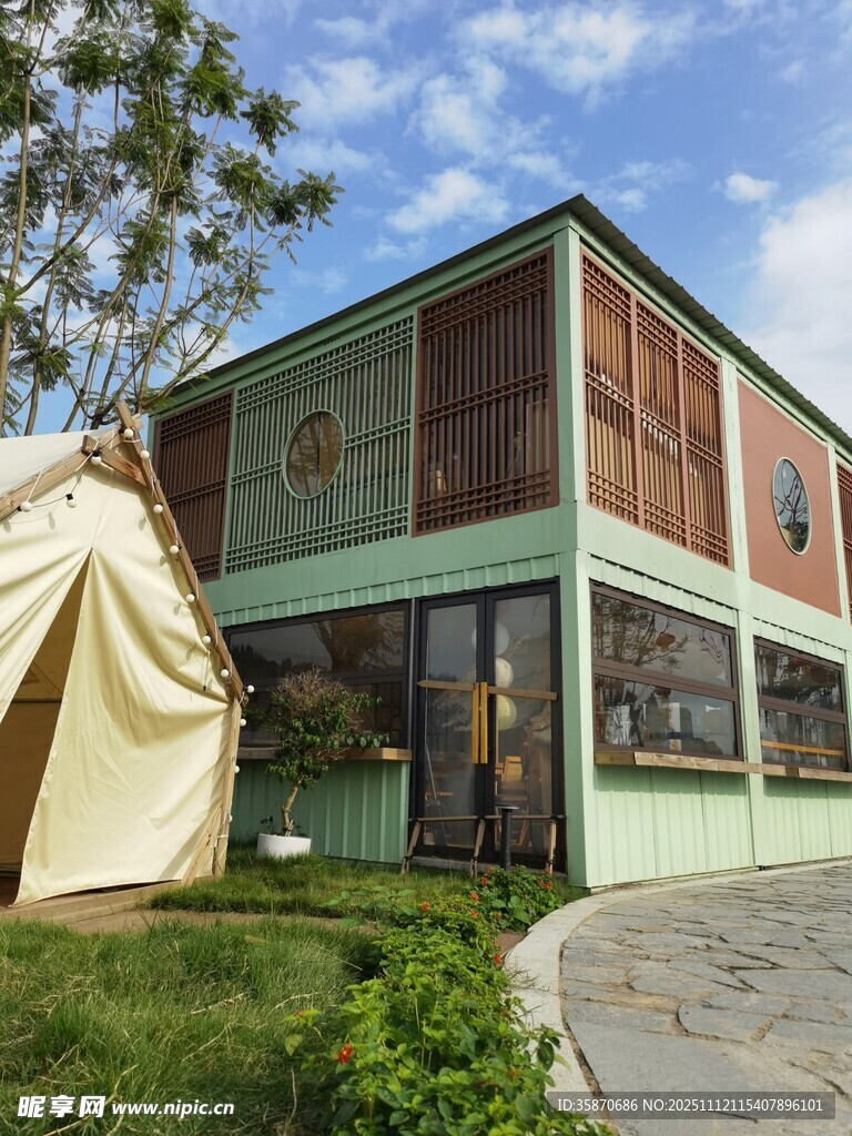 戶外清新建筑與帳篷景觀