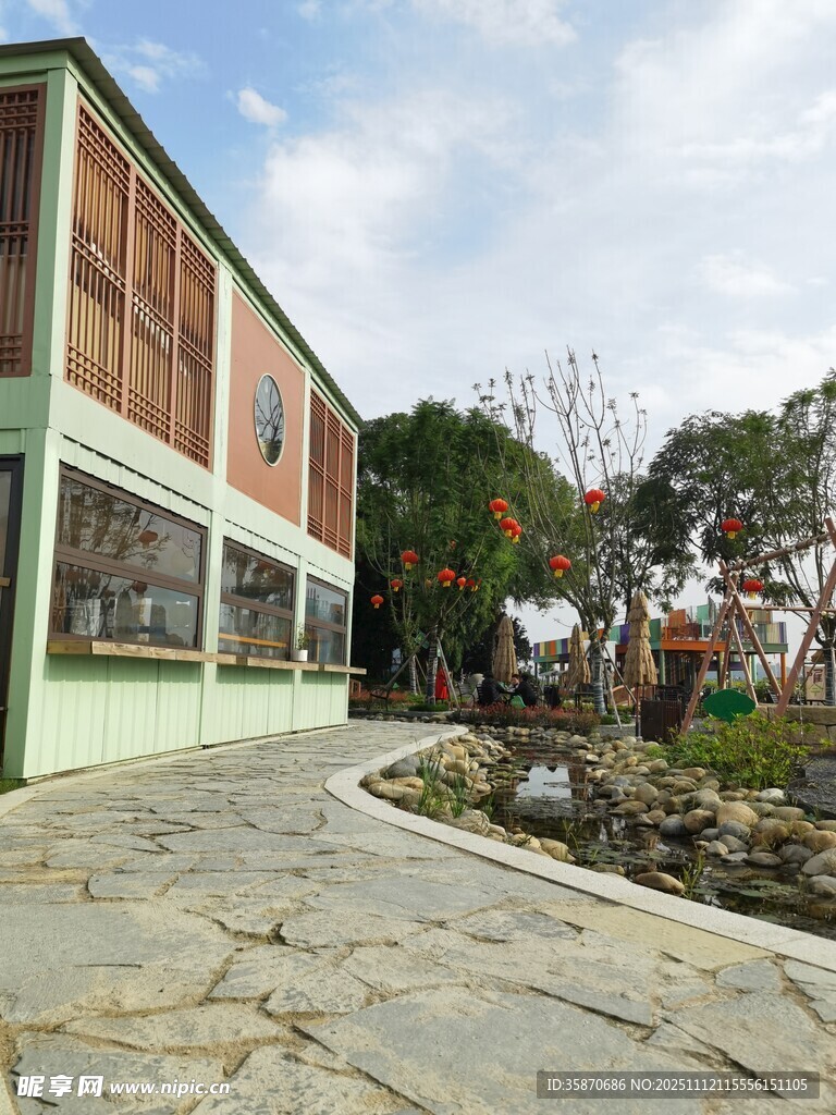 復(fù)古風(fēng)格建筑旁的石板小徑