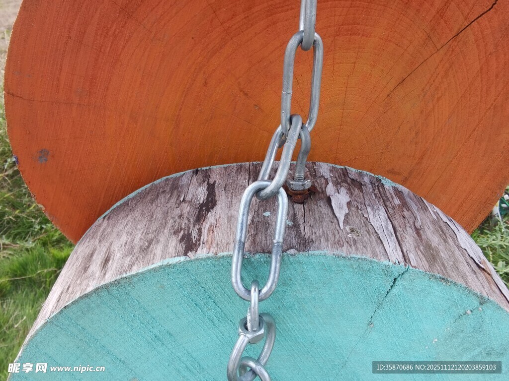 鐵鏈纏繞的多彩木桶