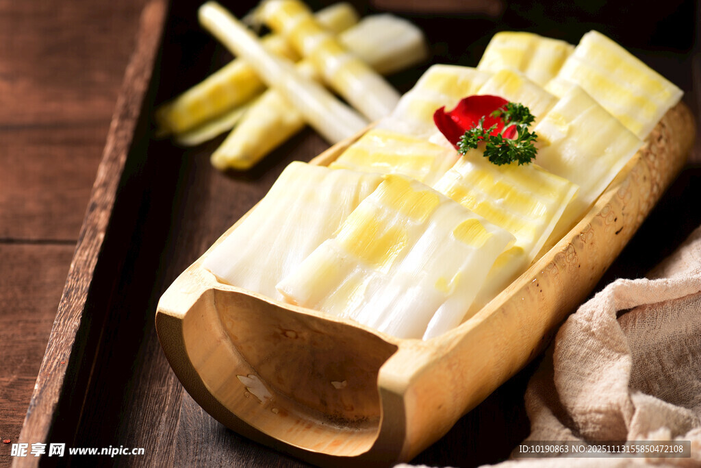 蘆筍 竹筒裝的鮮嫩 擺飾精美