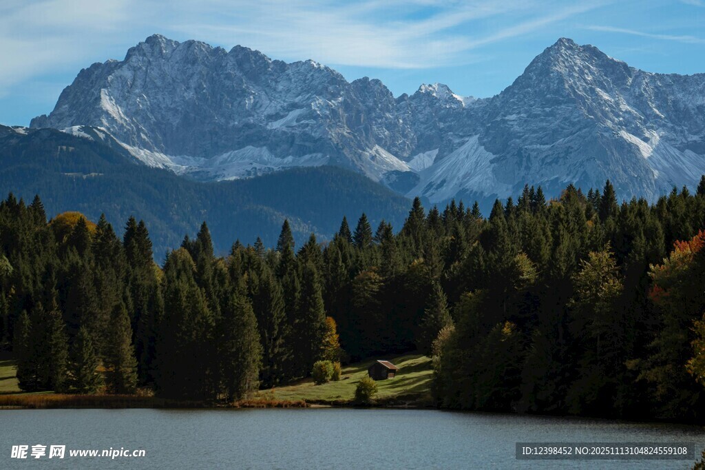 湖畔山林間的壯美雪山