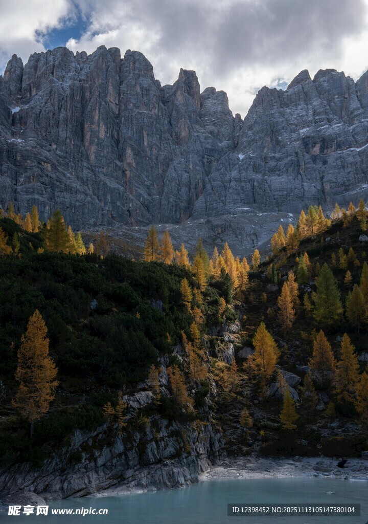 秋日山間湖泊壯麗美景