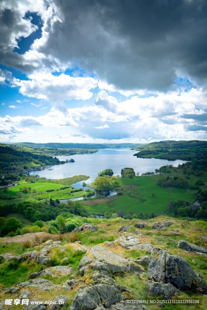 俯瞰美麗湖景與蔥郁山丘