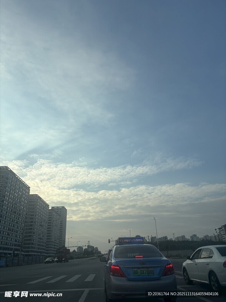 城市道路上的行駛景象