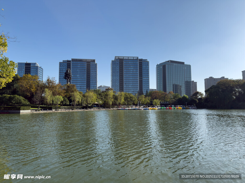 湖畔高樓與秋色景觀