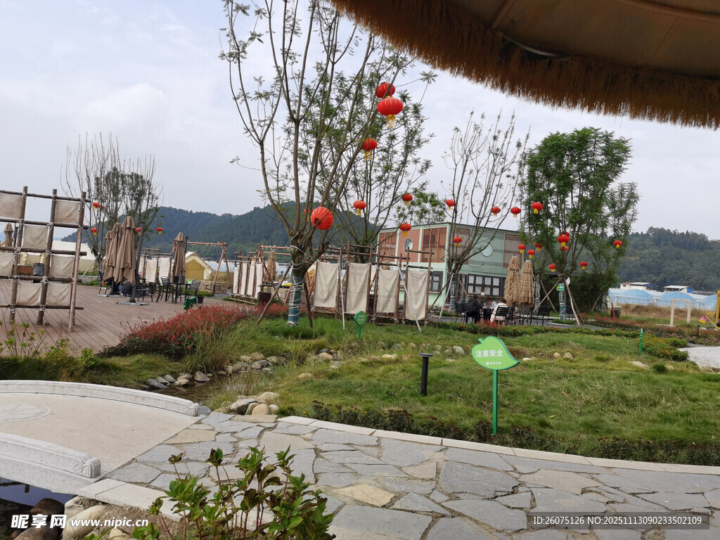 湖畔中式庭院景觀一角