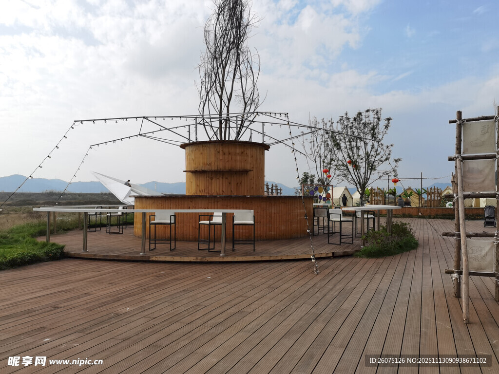 海濱木質(zhì)平臺(tái)上的獨(dú)特裝置