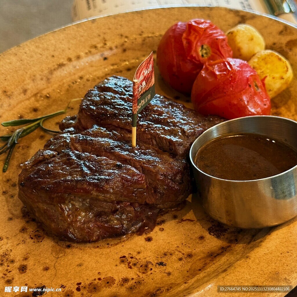 美味牛排配烤蔬菜與醬汁