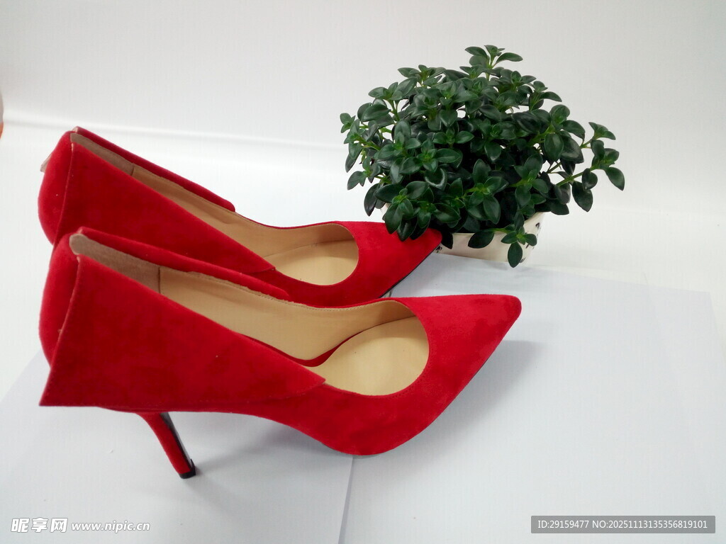 紅色尖頭高跟鞋與綠植