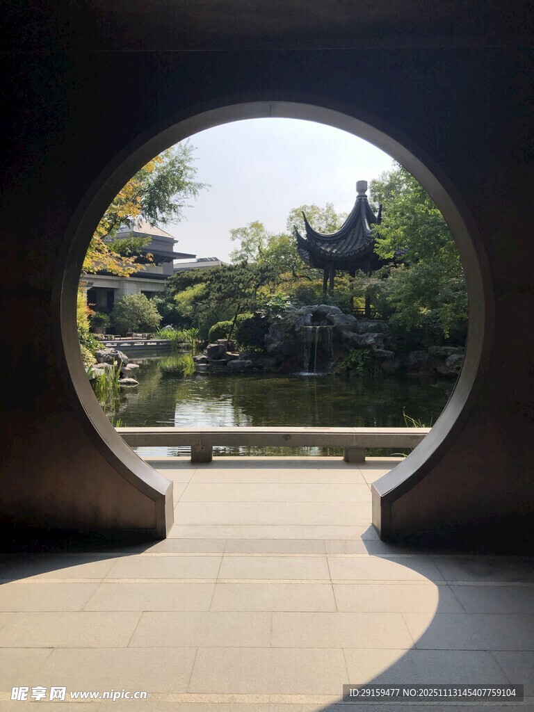 透過(guò)圓窗賞中式園林美景
