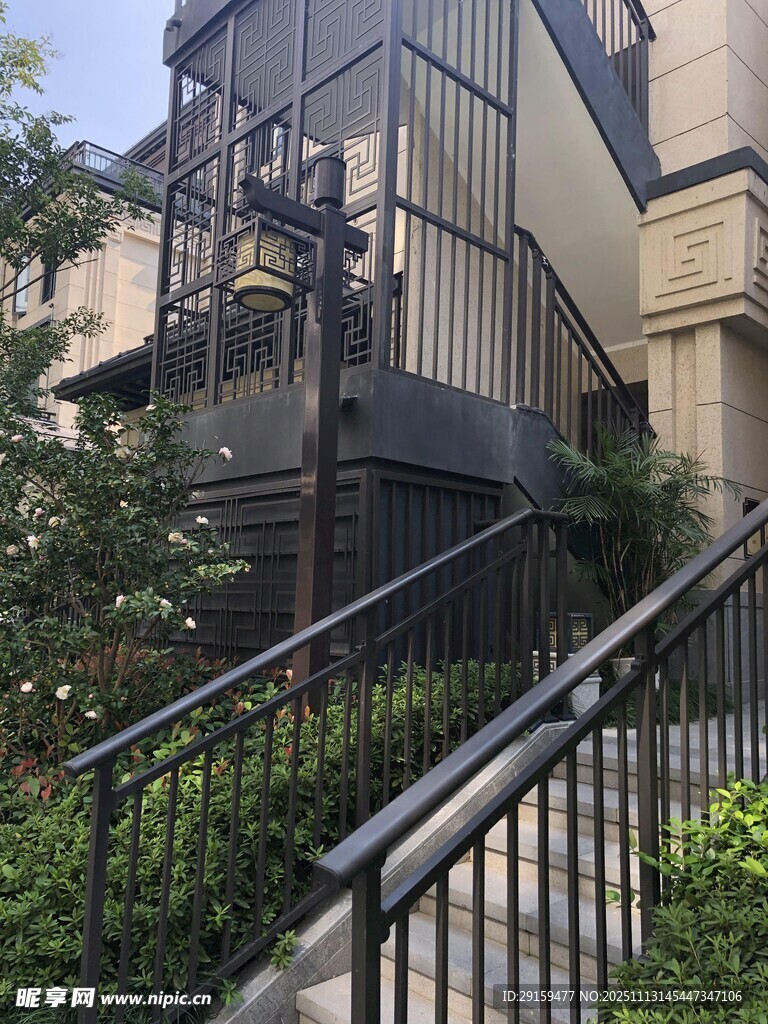 戶外鐵藝樓梯與綠植景觀