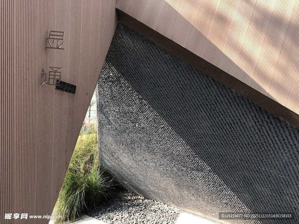 傾斜墻面與門鎖細(xì)節(jié)