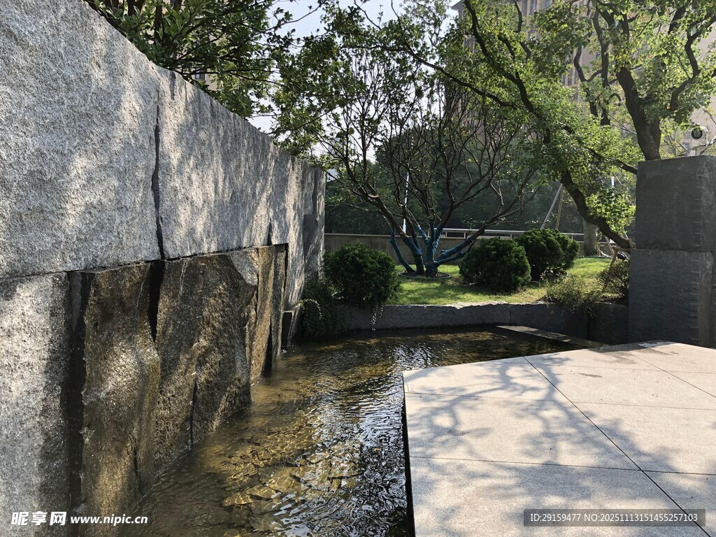 石景流水旁的清幽小徑