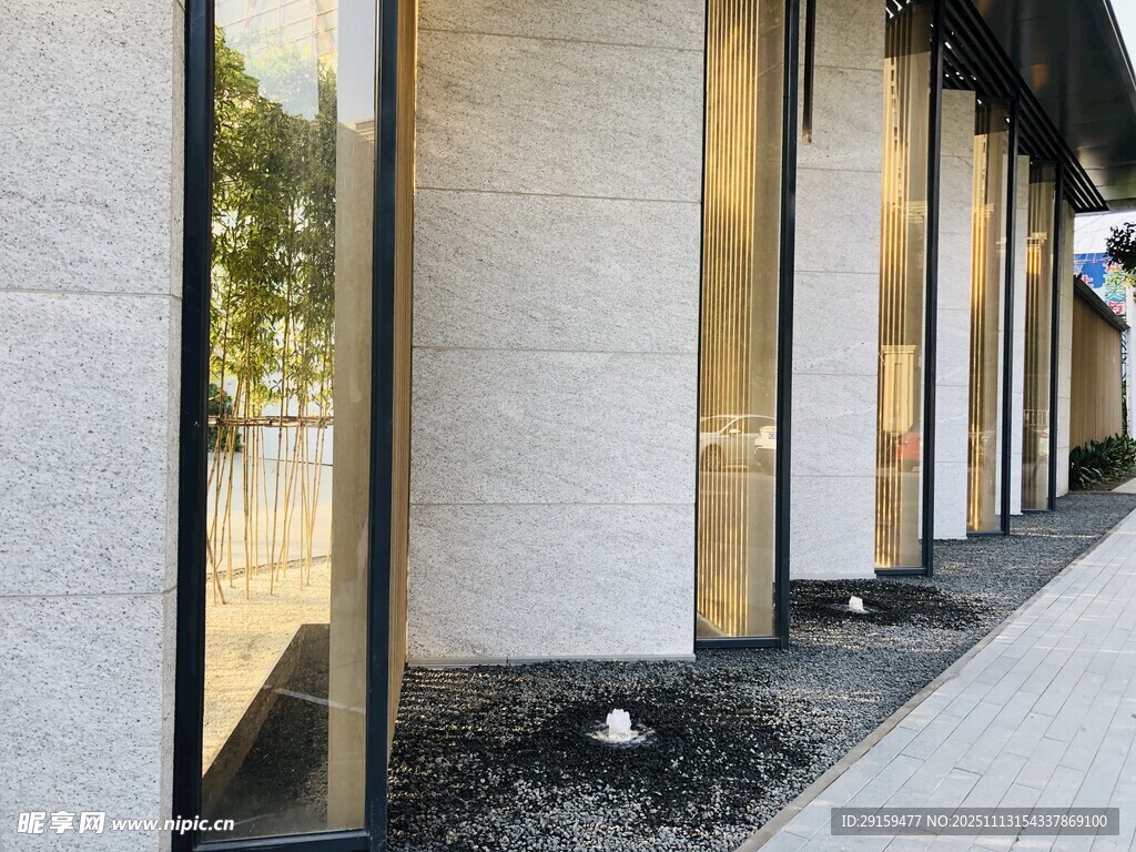 現(xiàn)代建筑外立面玻璃門(mén)設(shè)計(jì)