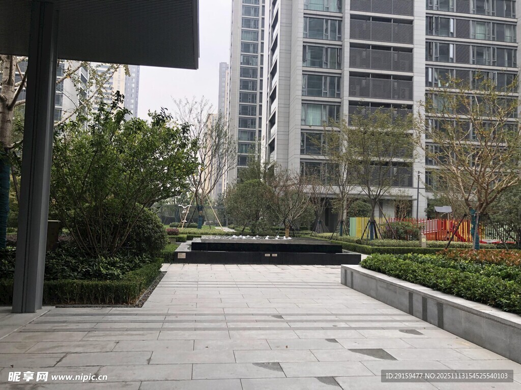 現(xiàn)代都市中的靜謐步道