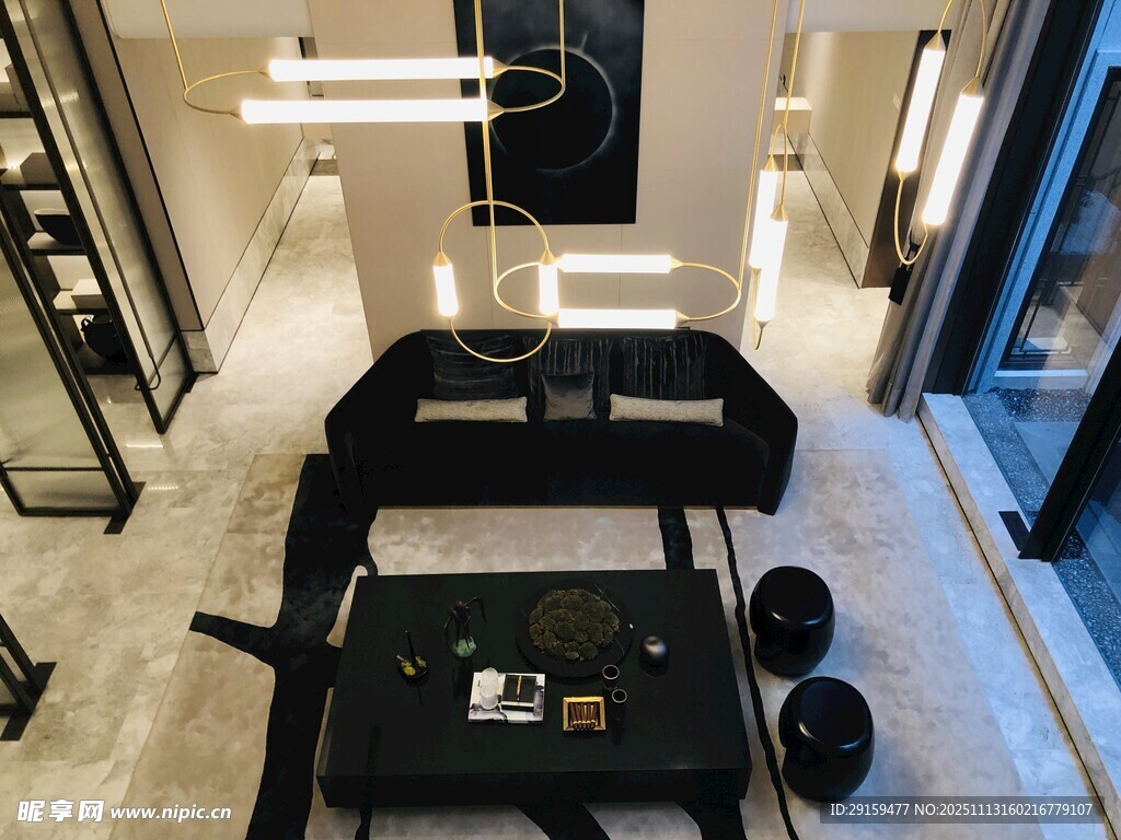 現(xiàn)代健身房內(nèi)的健身器材