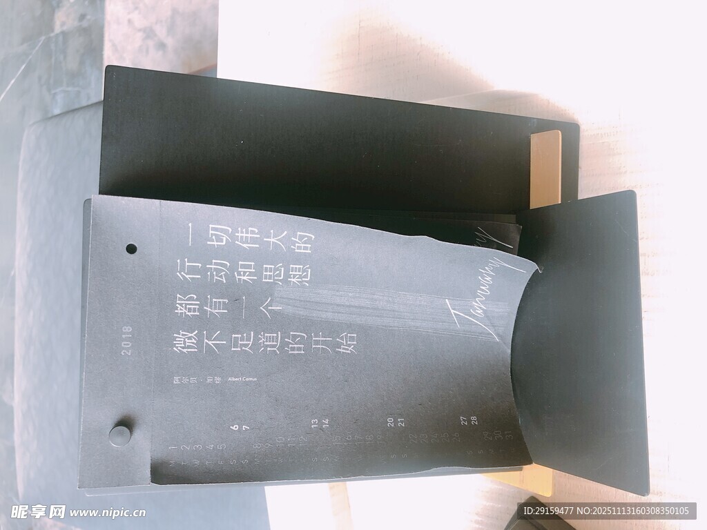 灰色金屬材質(zhì)的盒狀物件