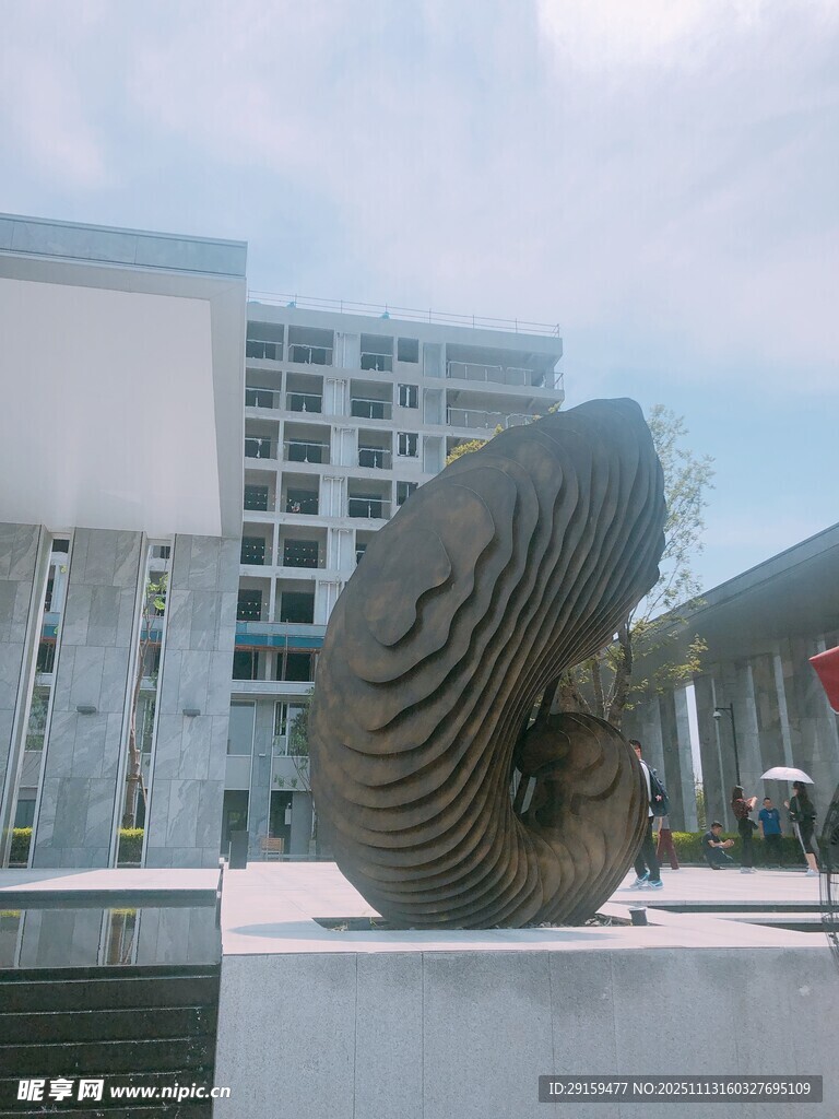 現(xiàn)代雕塑屹立于建筑前