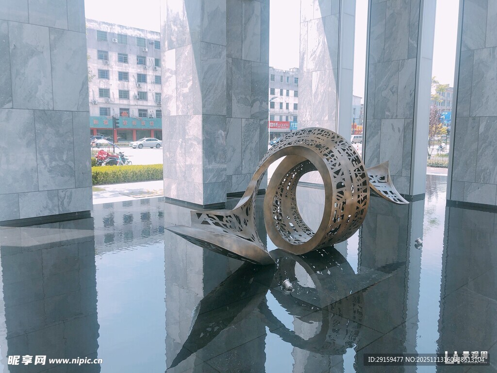 現(xiàn)代藝術雕塑于廣場水池