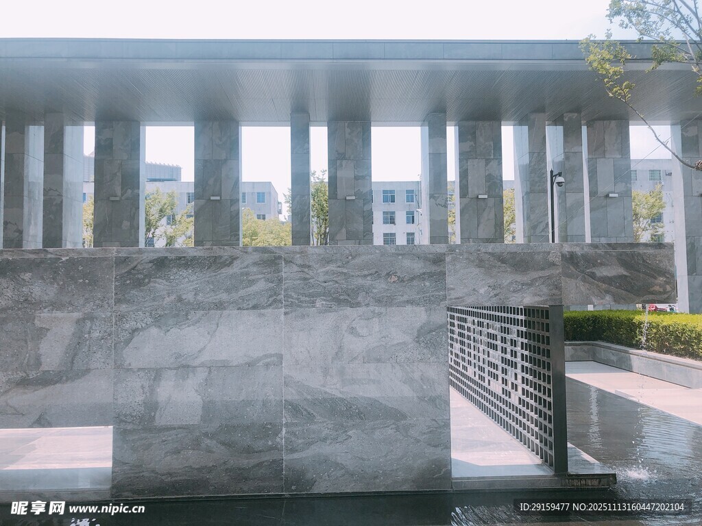 宏偉石柱建筑景觀