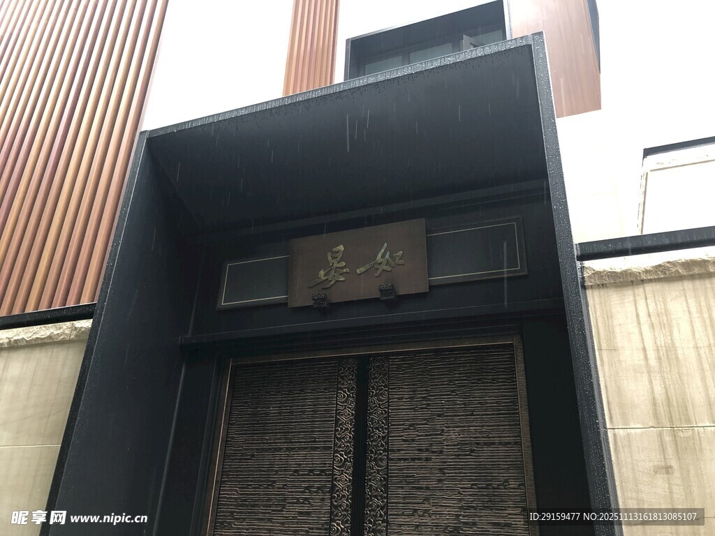 現(xiàn)代風(fēng)格金屬質(zhì)感入戶門(mén)