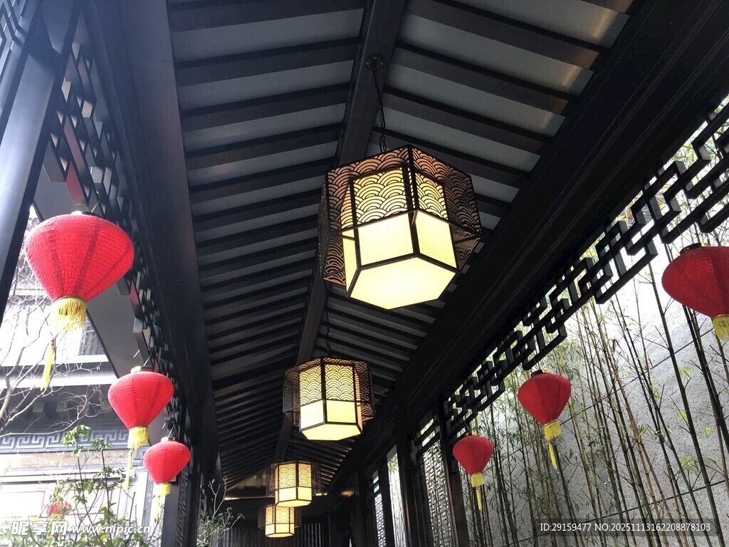 中式長(zhǎng)廊掛紅燈籠美景