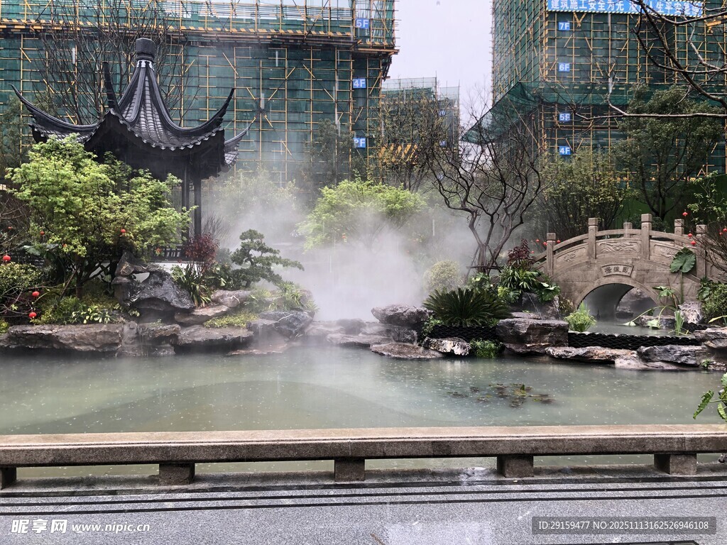 中式園林景觀中的水霧景致
