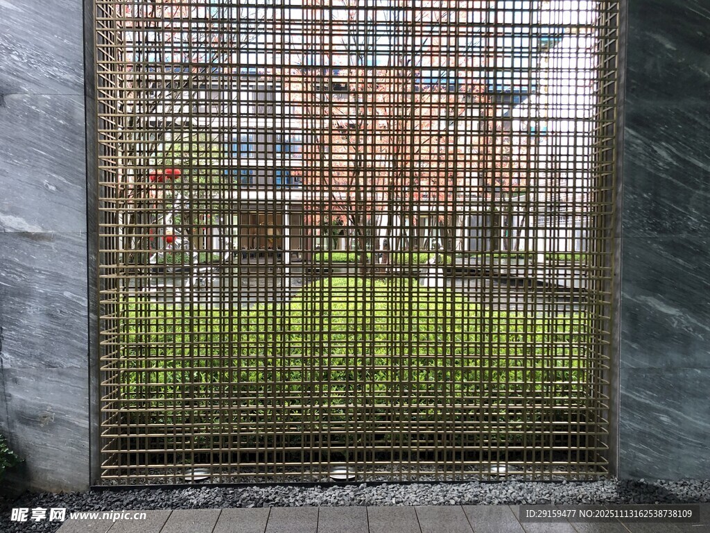 透過竹簾看庭院景致