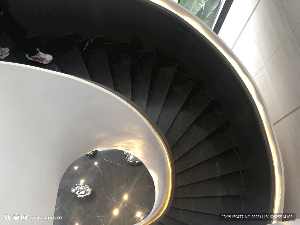 旋轉(zhuǎn)樓梯內(nèi)部獨(dú)特景致