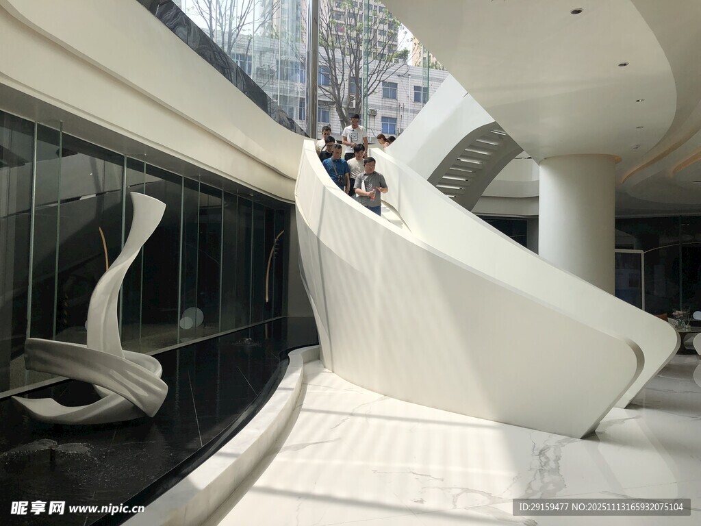 現(xiàn)代建筑中的獨(dú)特旋轉(zhuǎn)樓梯