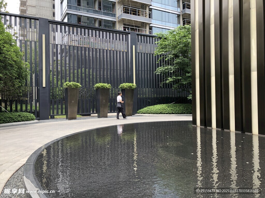 現(xiàn)代精致小區(qū)景觀一角