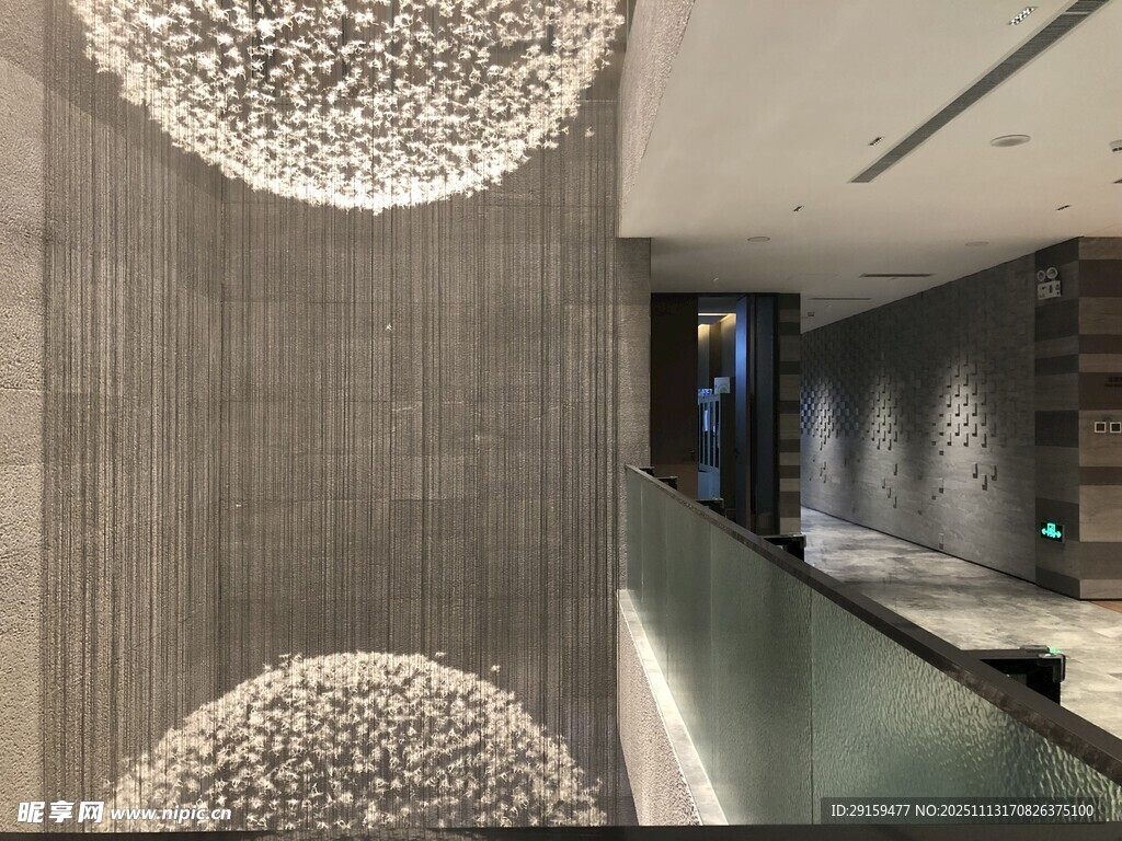 現(xiàn)代風(fēng)格走廊的精致吊燈