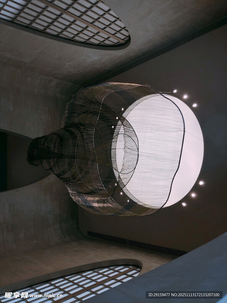 仰視獨(dú)特建筑結(jié)構(gòu)