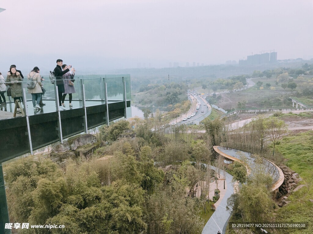 玻璃棧道賞山間美景