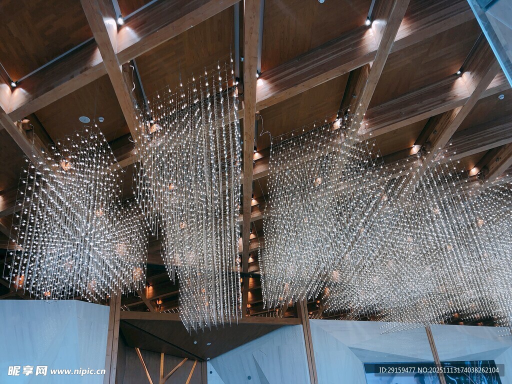室內(nèi)璀璨水晶吊燈裝飾