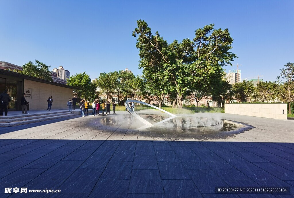 庭院中的綠樹與開闊空間