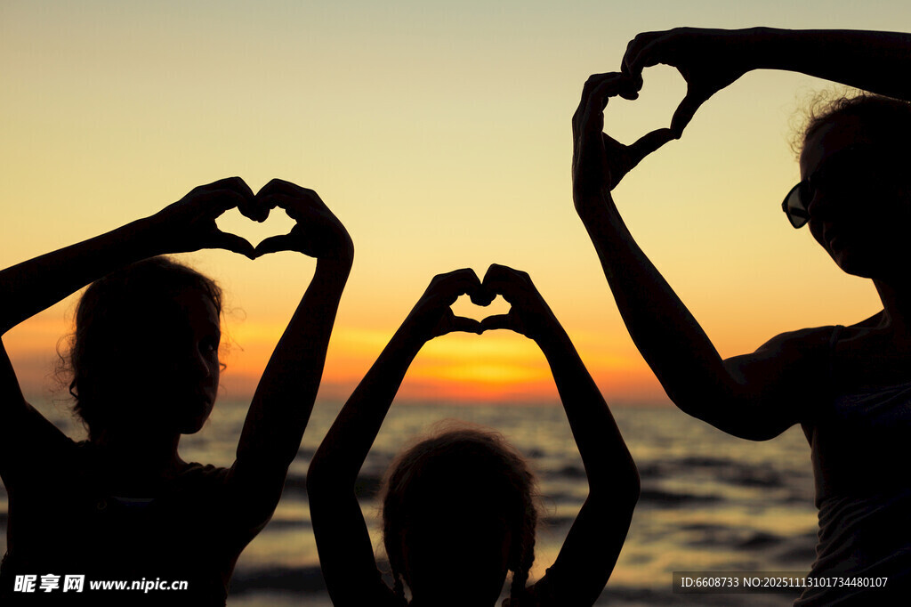 海邊家庭夕陽下愛心剪影