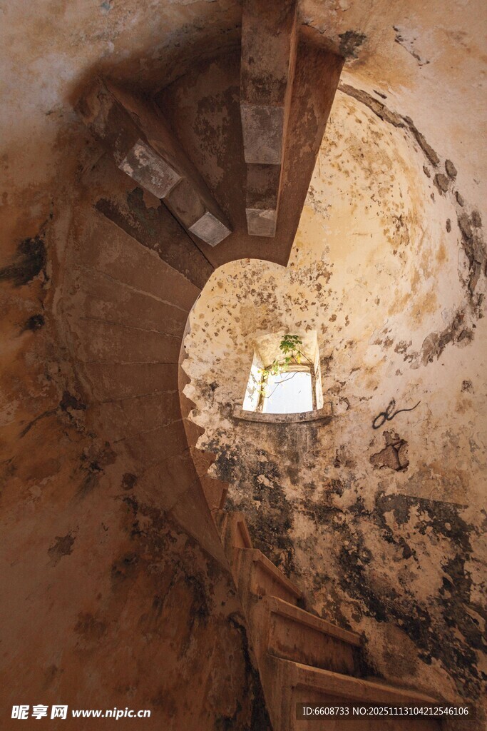 地下洞穴中的神秘小物件