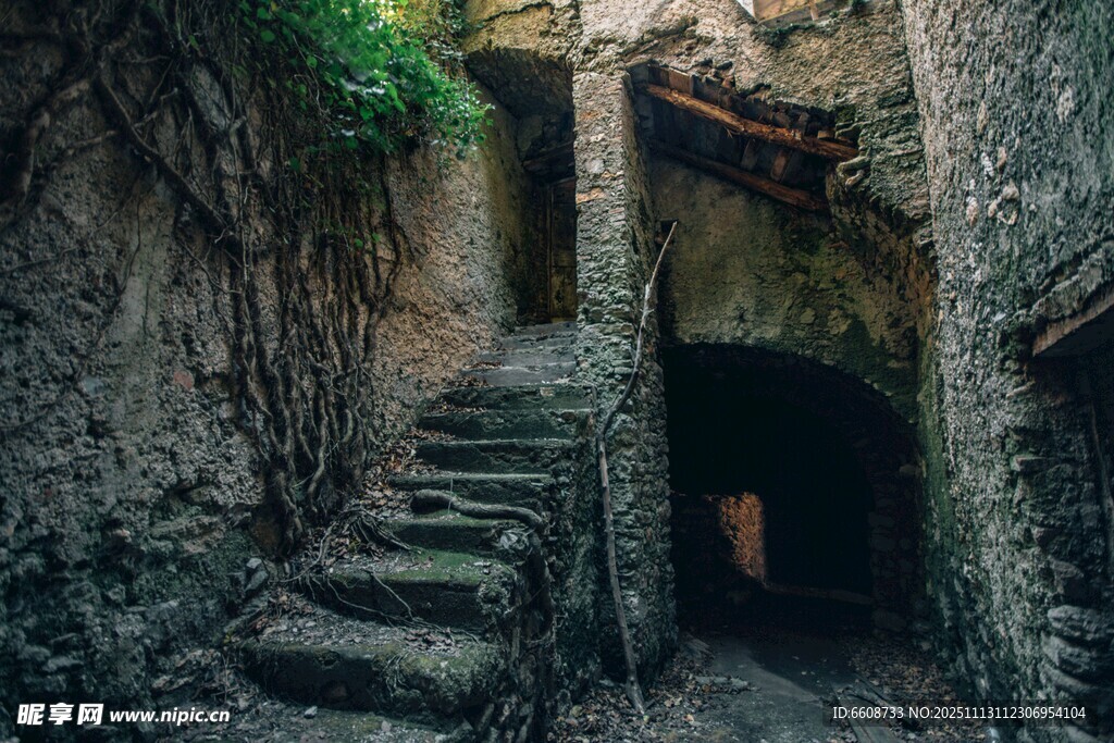 古老石巷中的石階通道