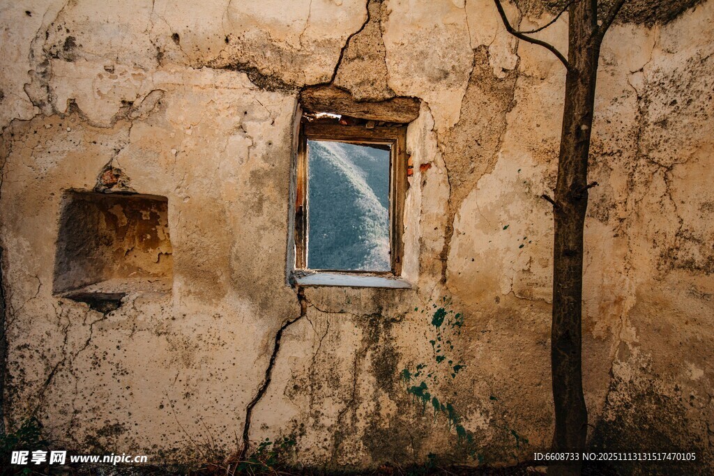 破舊墻面的小窗景象