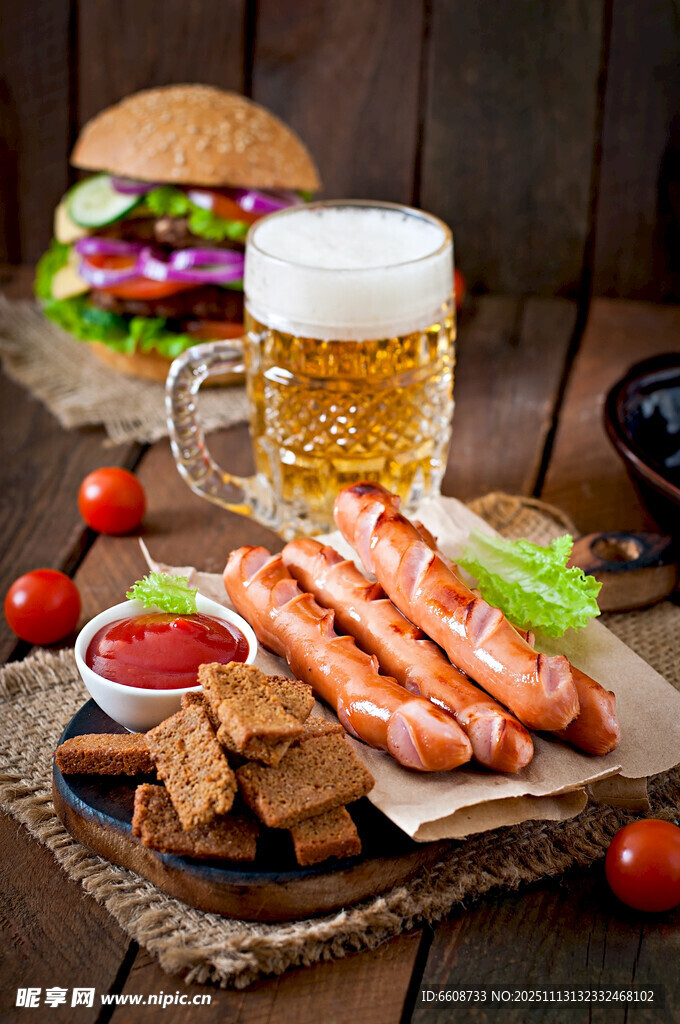 美味餐食配啤酒誘人時(shí)刻