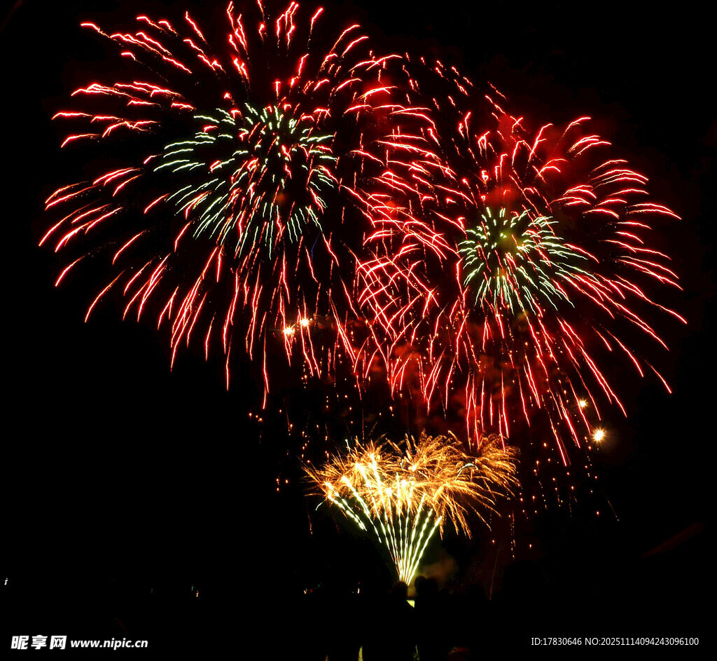 絢麗煙花夜空綻放