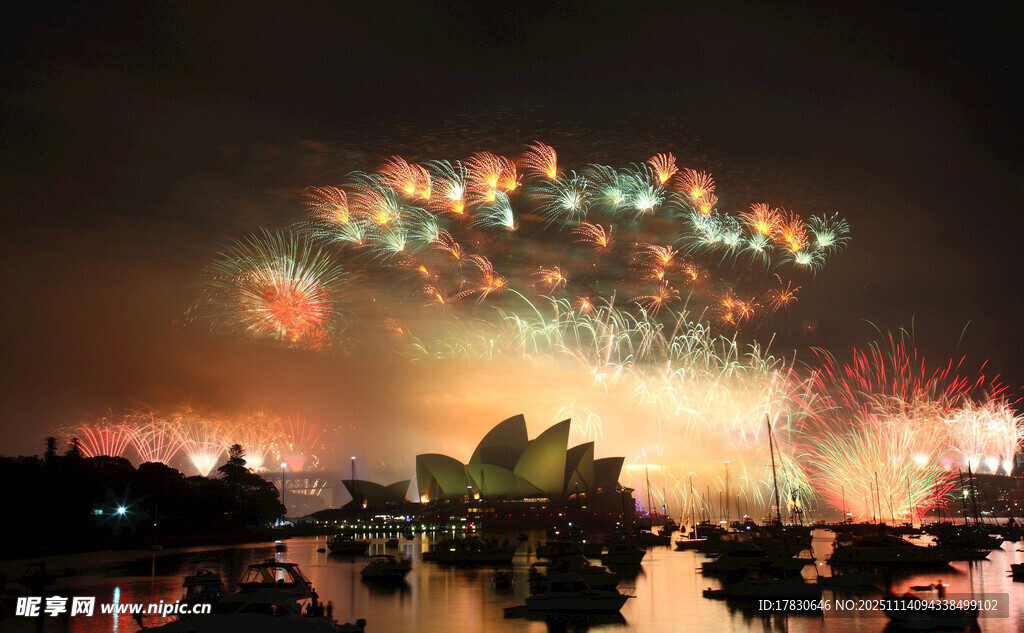 湖畔璀璨煙花夜景