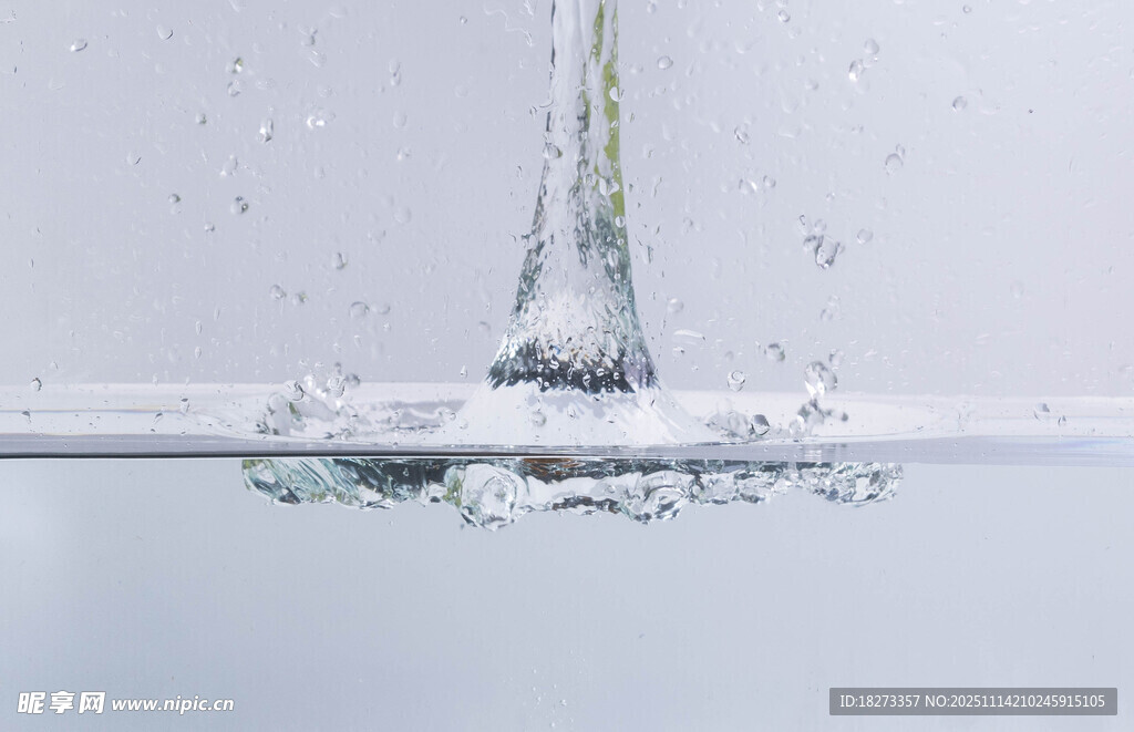 水滴入水瞬間特寫(xiě)