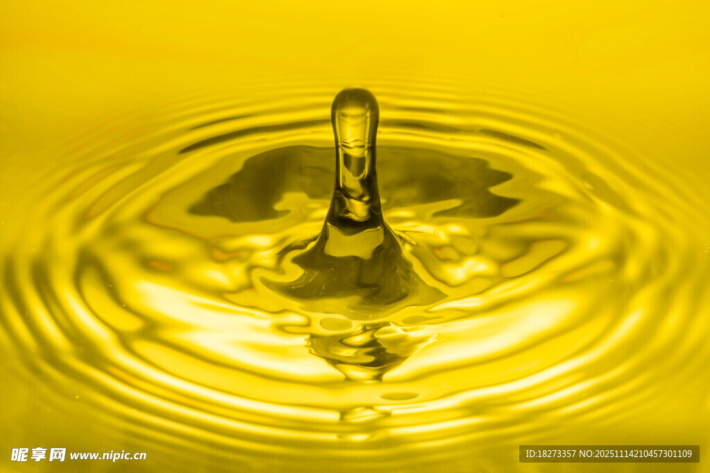 金黃水滴落入水面瞬間